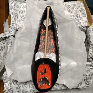 Misfit slip on flats